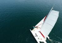 trimaran fugleperspektiv mast flatten stor sejl sejler